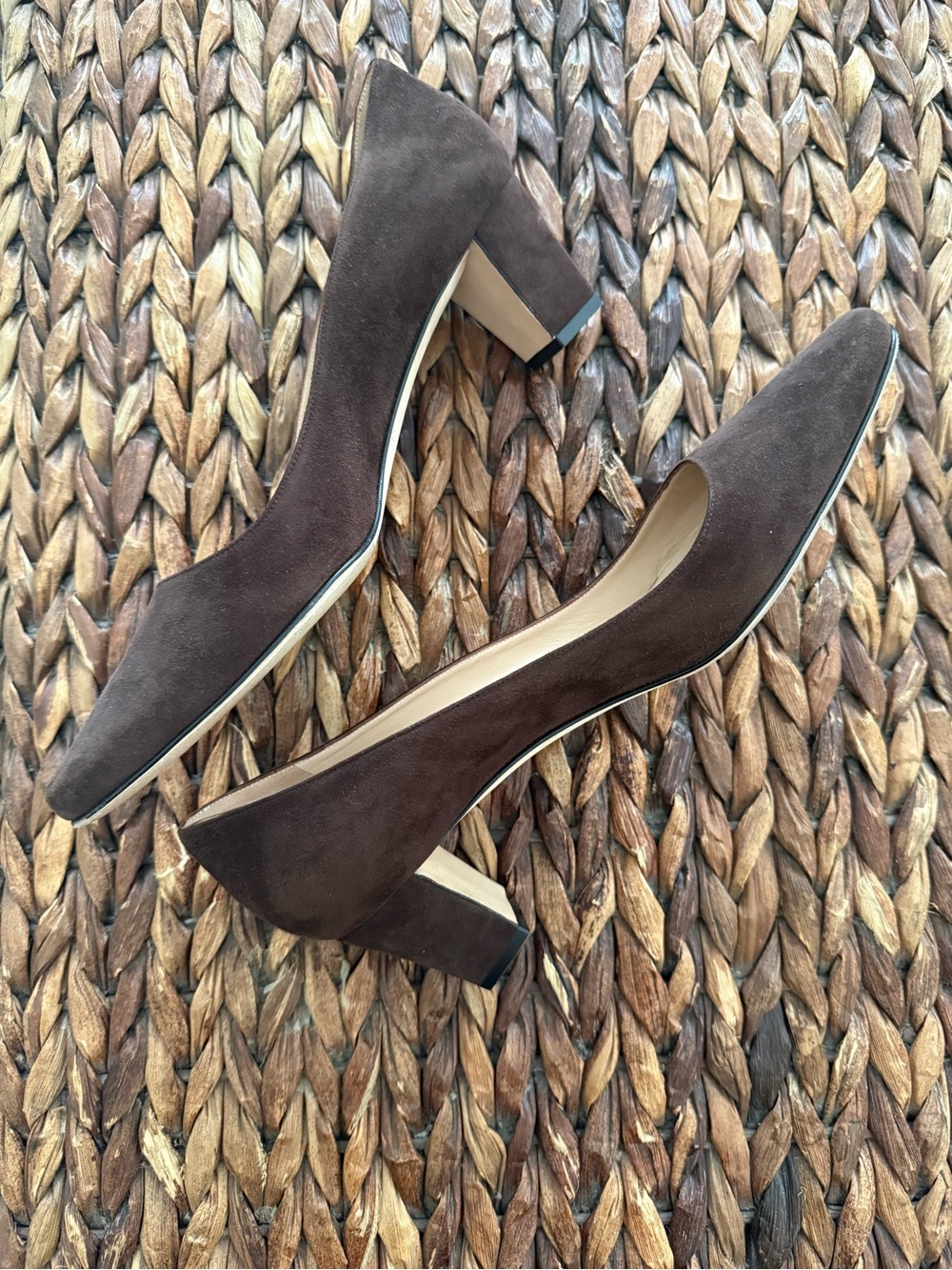 Manolo Blahnik Okkatopla 50 Dark Brown Suede Pumps - Picture 2 of 7